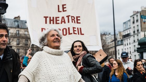 Ariane Mnouchkine, scénariste, réalisatrice de films, metteuse en scène de théâtre et fondatrice de la troupe, le Théâtre du Soleil pendant une manifestation contre le projet de réforme des retraites. Paris, le 17 décembre 2019. ©AFP - KARINE PIERRE / HANS LUCAS