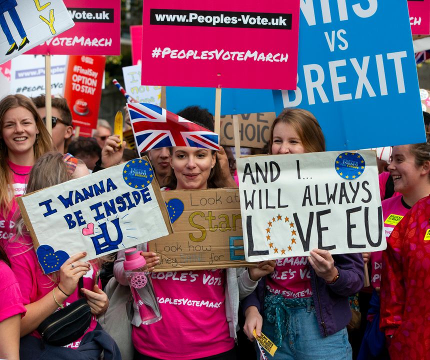 "J’aimerai toujours l’Union européenne." Des étudiantes manifestent contre le Brexit en octobre 2018, à Londres.