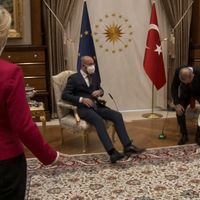 Ursula Von der Leyen désemparée devant la situation la réléguant sur le sofa