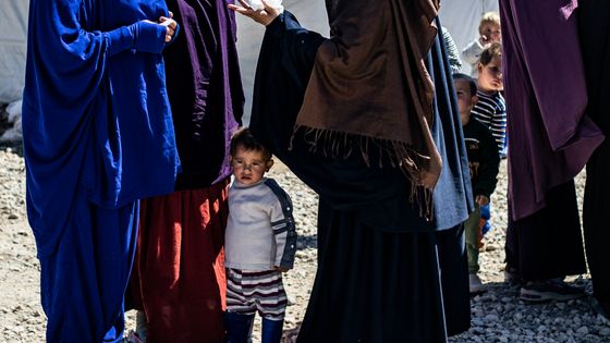 Femmes et enfants du jihad retenus prisonniers dans le camp Roj, en Syrie, en mars 2021. ©AFP - Delil Souleiman