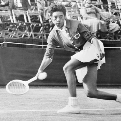 Althea Gibson, joueuse de tennis américaine des années 1950, et aussi une golfeuse professionnelle, lors de son match en simple au Surrey Grass Court Championship, au Surbiton Racket and Fitness Club.