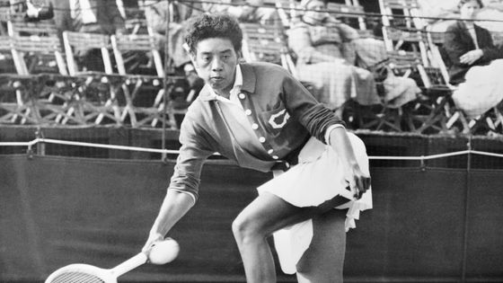 Althea Gibson, joueuse de tennis américaine des années 1950, et aussi une golfeuse professionnelle, lors de son match en simple au Surrey Grass Court Championship, au Surbiton Racket and Fitness Club. ©Getty - Bettmann