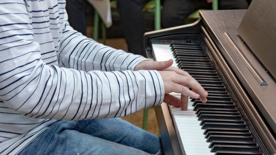 C'est prouvé : la pratique musicale aide les enfants à développer leur évolution cognitive et favorise l'intelligence affective et sociale ©Getty - miguelangelortega