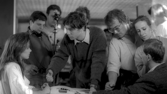Frédéric Sojcher au centre de la photo, entouré de son équipe de tournage pour le film "Fumeurs de charme", réalisé en 1985 avec Serge Gainsbourg et Michael Lonsdale - Olivier Hennebert