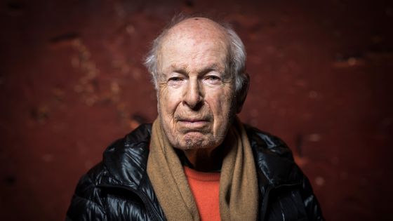 Portrait du metteur en scène, acteur, réalisateur et écrivain Peter Brook au théâtre des Bouffes du Nord à Paris le 27 février 2018. ©AFP - Lionel BONAVENTURE