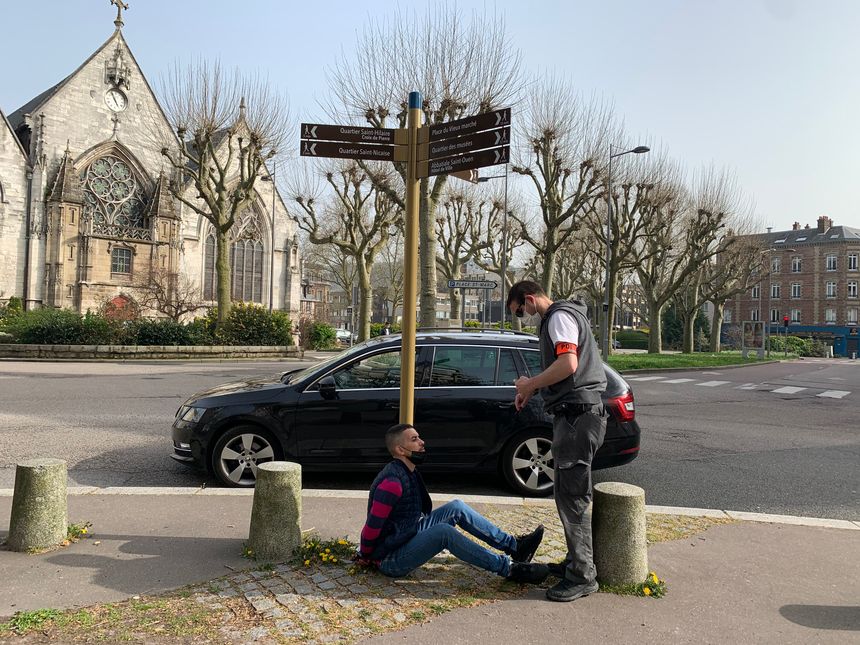 Un policier de la BAC de Rouen, face à un homme qu'il vient d'interpeller, pour un vol présumé.