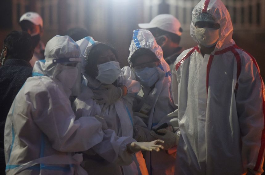 Les proches d'une victime du Covid 19 lors de leurs derniers rites à la crémation de Sarai Kale Khan, le 26 avril 2021 à New Delhi, en Inde.