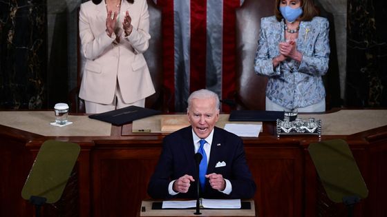 Joe Biden s'adresse à une session conjointe du Congrès aux côtés de Kamala Harris et Nancy Pelosi au Capitole américain à Washington, DC, le 28 avril 2021. ©AFP - JIM WATSON / POOL
