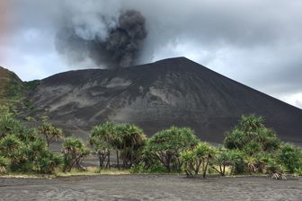 Le volcan Yassur sur l'île de Tanna menacée par la montée des eaux Le volcan Yassur sur l'île de Tanna menacée par la montée des eaux