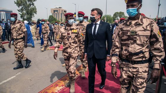 Si Emmanuel Macron était bien aux côtés de Mahamat Idriss Déby lors des funérailles d'Idriss Déby, feu président du Tchad le 23 avril, il s'est prononcé depuis contre un "plan de succession". ©AFP - CHRISTOPHE PETIT TESSON