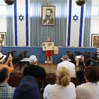 Des touristes visitent "Le musée du Hall de l'Indépendance", la maison à Tel Aviv où David Ben-Gourion, premier Premier ministre d'Israël, a déclaré la création d'Israël il y a 70 ans, le 3 mai 2018.