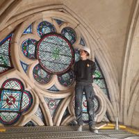 Au sommet de l'une des 24 chapelles de Notre-Dame de Paris, Amélie Strack pose en tenue de chantier sur son lieu de travail depuis septembre : elle est restauratrice de sculptures pierre et métal.