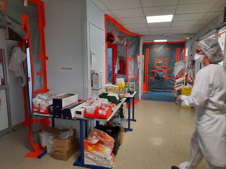 Depuis un an, des bâches avec des fermetures éclair isolent les patients Covid du service de réanimation de l'hôpital de Dreux