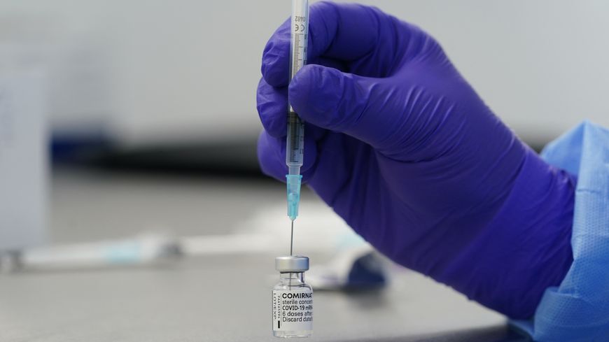 Un an après le lancement de l'Accélérateur ACT, les inégalités toujours grandes entre pays riches et pauvres autour du vaccin.