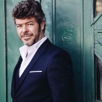 Le chef Pablo Heras-Casado pour son nouveau disque avec l'Orchestre de Paris sorti chez Harmonia Mundi : Le Sacre Stravinsky et une création mondiale d'un concerto pour violon de Peter Eötvös