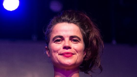 La chanteuse, dessinatrice, plasticienne et illustratrice Francoiz Breut lors de la cérémonie de remise des prix de la musique Les Octaves de la Musique, le 29 mai 2017 à Bruxelles. ©AFP - LAURIE DIEFFEMBACQ / BELGA MAG