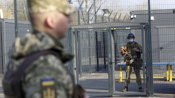 Des militaires ukrainiens montent la garde à un point de contrôle avec des séparatistes soutenus par la Russie près de Schastya, région de Lougansk, le 16 avril 2021. ©AFP - STR / AFP