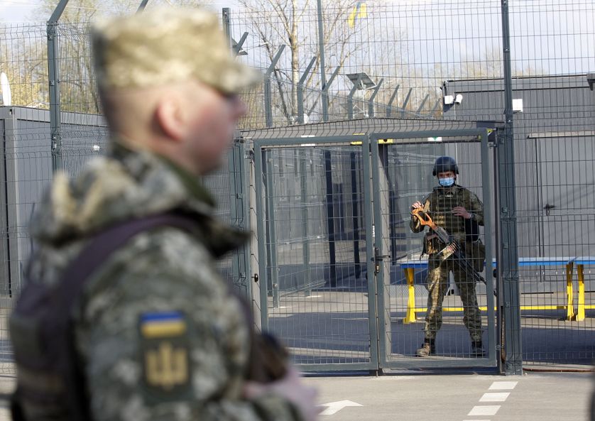 Des militaires ukrainiens montent la garde à un point de contrôle avec des séparatistes soutenus par la Russie près de Schastya, région de Lougansk, le 16 avril 2021.