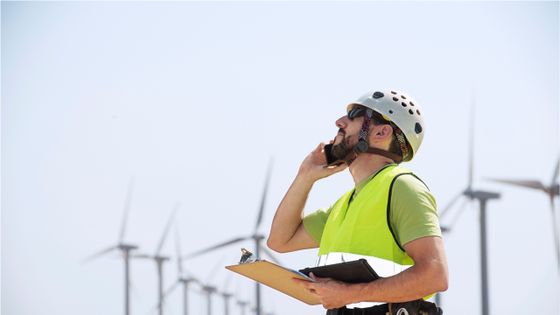 Technicien à l'écoute dans un parc éolien ©Getty - Cavan Images