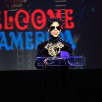 Prince annonçant la tournée "Welcome 2 America" à l'Apollo Theater / Kevin Mazur/WireImage via Getty