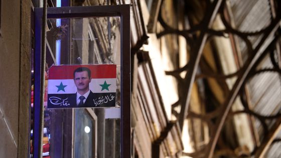 "Bachar, les ouvriers sont avec toi" dit cette affiche, dans le souk de Hamidiyah, en Syrie. ©AFP - LOUAI BESHARA / AFP