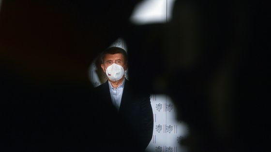 Lors d'une conférence de presse le 17 avril 2021, le Premier ministre tchèque Andrej Babis a annoncé que l'expulsion de 18 diplomates russes impliqués dans l'explosion d'un dépôt de munitions à Vrbetice en 2014 ©AFP - MICHAL CIZEK / AFP