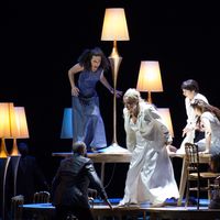 Dukas, Ariane & Barbe-Bleue – direction musicale Lothar Koenigs, mise en scène Àlex Ollé / La Fura dels Baus : Adèle Charvet (Sélysette), Katarina Karnéus (Ariane) face à Tomislav Lavoie (Barbe-Bleue)