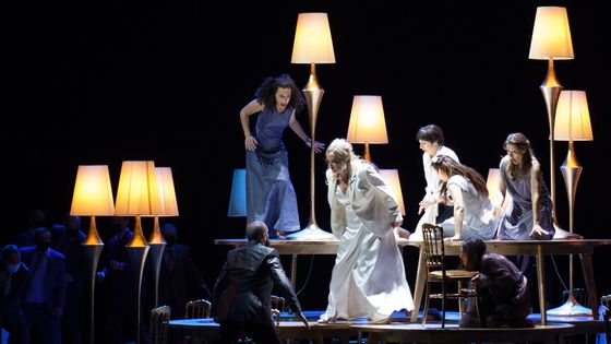 Dukas, Ariane & Barbe-Bleue – direction musicale Lothar Koenigs, mise en scène Àlex Ollé / La Fura dels Baus : Adèle Charvet (Sélysette), Katarina Karnéus (Ariane) face à Tomislav Lavoie (Barbe-Bleue) - Photo by Mar Flores Flo / Opéra de Lyon 2021