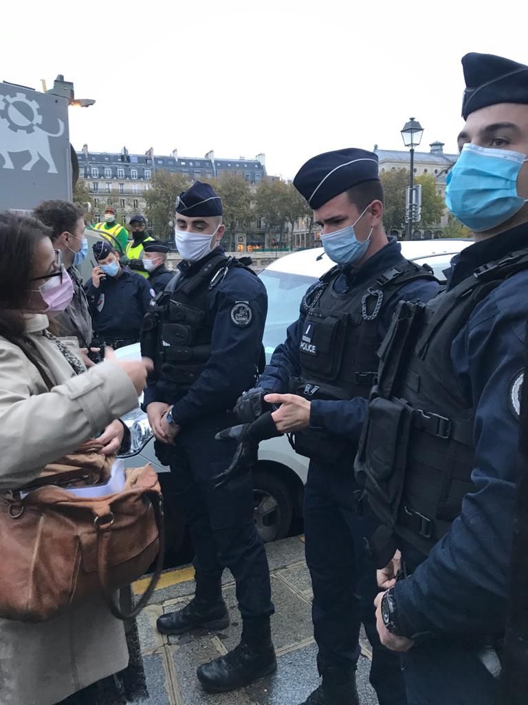 Foule continentale - Cécile désobéissante - contrôle d'identité avant le procès