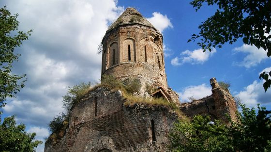 Mémoires d'Arménie - Vestiges d'un monastère - Photo by Vahag851 (travail personnel) / via Wikimedia Commons