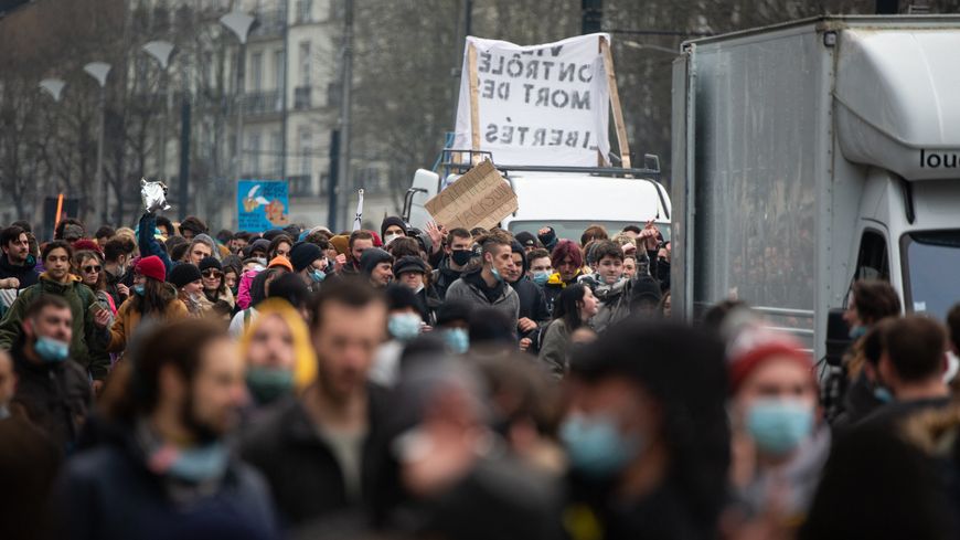 Une fête musicale sauvage organisée à Nantes le 13 février 2021 : le cauchemar post-Covid du gouvernement