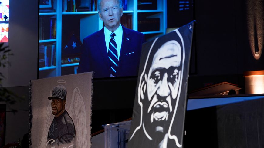 Retransmission d'un discours de Joe Biden devant une photo de George Floyd en juin 2020