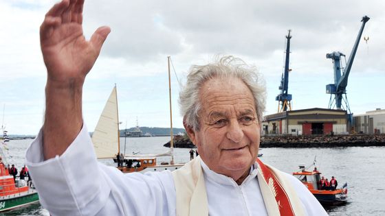 Le Père Michel Jaouen salue la foule, le 13 juillet 2008 à Brest, après avoir béni la mer lors de "Brest 2008", un festival maritime international. ©AFP - PHOTO ALAIN JOCARD / AFP