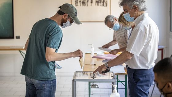 Vote pour le second tour des élections municipales, en pleine crise sanitaire, à Nice, le 28 juin 2020 ©AFP - ARIE BOTBOL / Hans Lucas / Hans Lucas via AFP