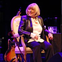 La chanteuse et actrice Marianne Faithfull joue sur la scène du Roundhouse le 2 février 2016 à Londres, en Angleterre.