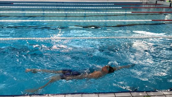 Claire Supiot, en plein entraînement, à la piscine Jean Bouin d'Angers ©Radio France - Jérôme Val