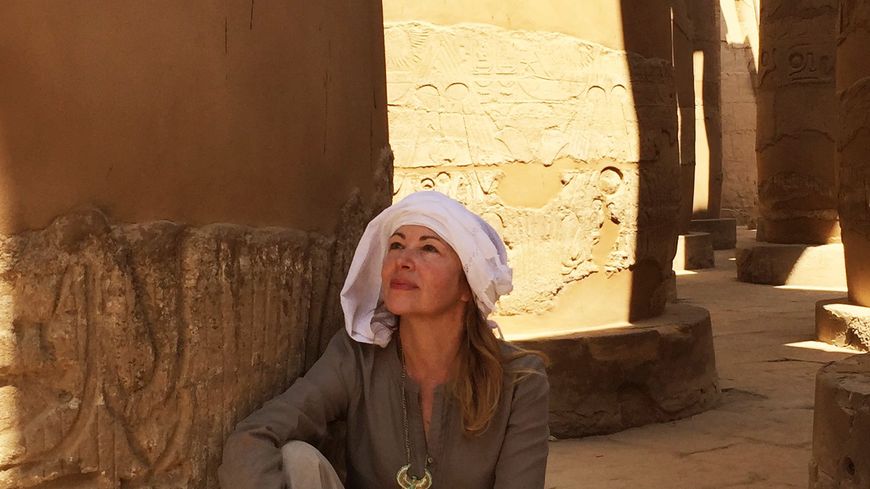 Florence Quentin, égyptologue, dans le temple de Karnak auteure de "Les grandes souveraines d'Égypte" (Perrin).