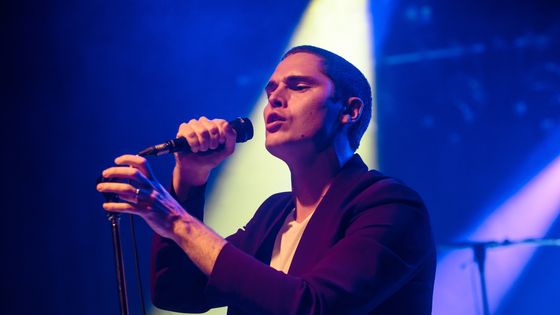 Victor Solf co-fondateur et chanteur du duo Her, sur scène lors d'un concert au Festsaal Kreuzberg le 17 avril 2018 à Berlin, Allemagne. ©Getty - Stefan Hoederath / Redferns