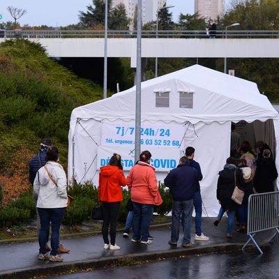 À la polyniclinique de Cholet, une tente de dépistage.