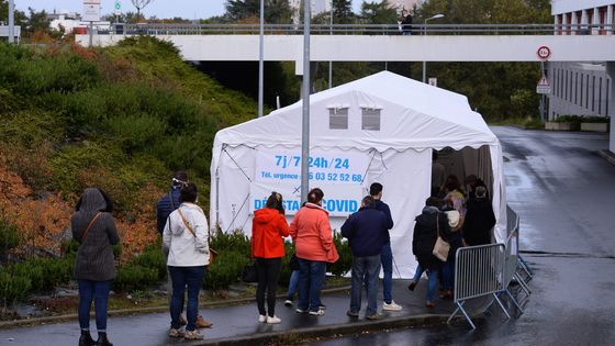 À la polyniclinique de Cholet, une tente de dépistage. ©Maxppp - Josselin Clair - PQR/Le Courrier de l'Ouest