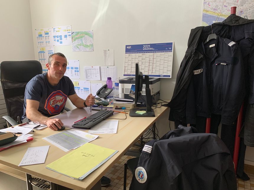 Yannick, commandant de police, dirige la brigade anti-criminalité, ainsi que d'autres unités, à Rouen. Il était dans la même voiture que Tony, le soir de la planque visant un trafiquant de drogue.