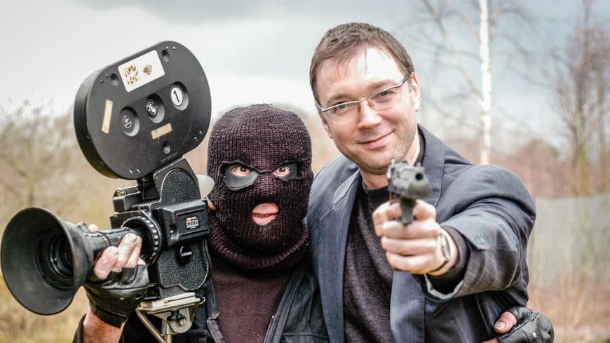 Le cinéaste belge Jean-Jacques Rousseau (cagoulé) et Frédéric Sojcher, sur le tournage du film "Cinéastes à tout prix", réalisé en 2004