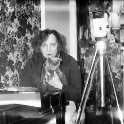 Sidonie-Gabrielle Colette, dit Colette (1873-1954), ici avec un de ses nombreux chats dans les années 1940.