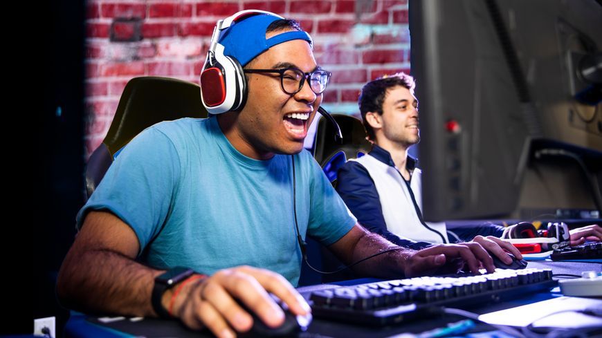 Illustration - Jeunes joueurs devant leur pc (adamkaz)