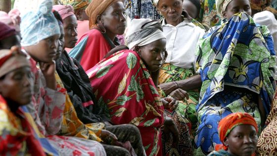 Femmes rwandaises lors d'un "gacaca", tribunal communautaire villageois, à Nyarufunzo en mars 1994 ©Getty - MCT