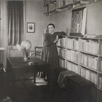 Portrait d’Adrienne Monnier dans sa librairie "La Maison des Amis des Livres" à Paris dans les années 20.
