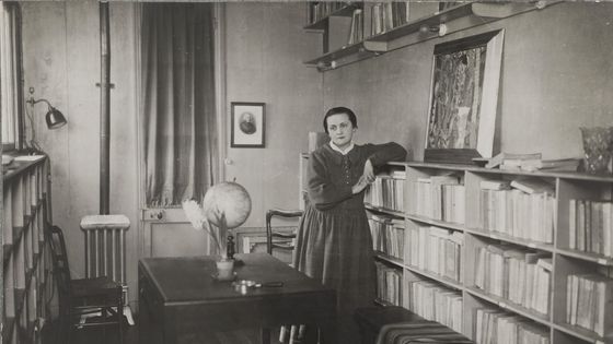 Portrait d’Adrienne Monnier dans sa librairie "La Maison des Amis des Livres" à Paris dans les années 20. - Bibliothèque Marguerite Durand via le portail Gallica / BNF