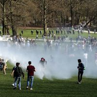 Intervention de la police au Bois de la Cambre, à Bruxelles, le 1er/04/2021 lors d'un rassemblement non autorisé, pour un faux concert annoncé sur les réseaux sociaux. Photo : F. Walschaerts.
