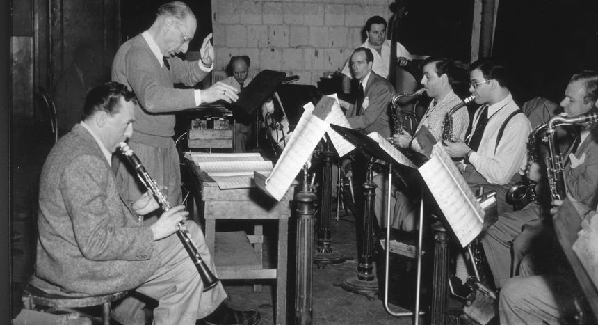 Igor Stravinsky dirige une répétion de l'Ebony Concerto avec Woody Herman à la clarinette et son orchestre. (1946)