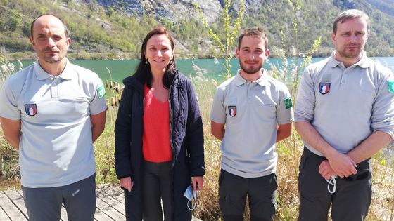 Mélanie Callec, vice-procureure de Chambéry, et 3 gardes des réserves naturelles de Savoie. ©Radio France - Antoine LY